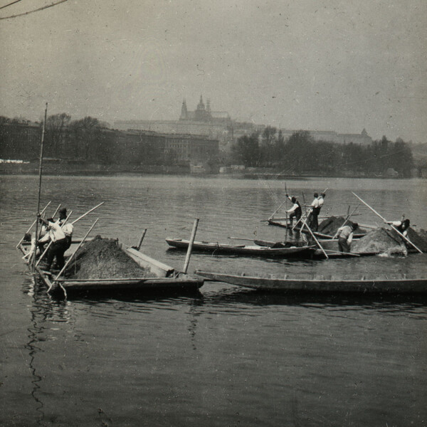 Lodě na vltavě převáží písek | © Jaroslav Tkadlec - Národní muzeum