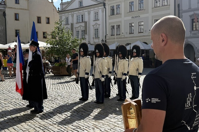 Na náměstí si štafetu od starosty města Český Krumlov Alexandra Nogrády převzala Schwarzenberská granátnická garda
