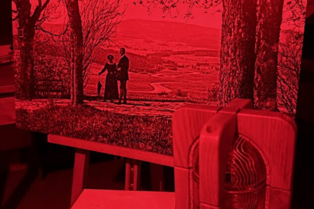 Kurátor a fotograf P. Hudičák ze skleněné destičky tradičním způsobem (mokrou cestou) v historickém ateliéru vyvolal fotografii srdce Vltavy od Josefa Seidela