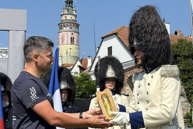 Kapsli s vodou si přebral Miroslav Březina, ředitel kulturního centra Port 1560