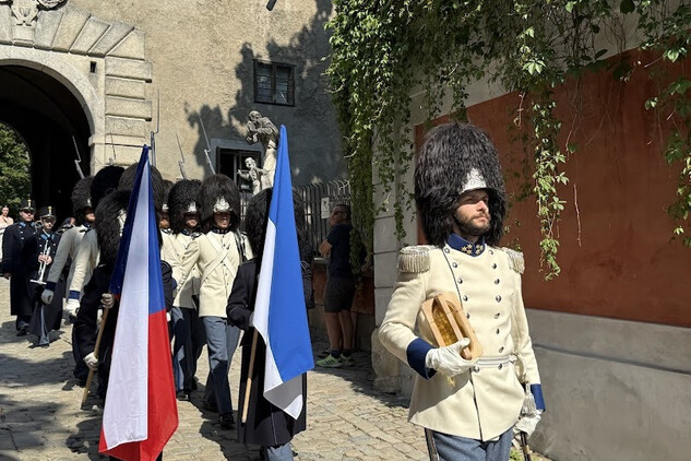 Štafeta doprovázená Schwarzenberskou granátnickou gardou